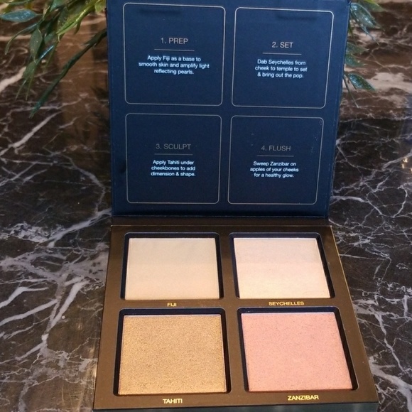 SOLD! Huda Beauty 3D highlighter palette - Picture 2 of 7